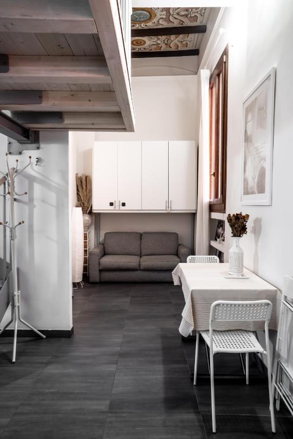 Charming Frescoed Loft Lägenhet Bologna Exteriör bild